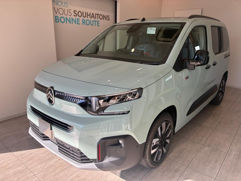 黄緑色のベルランゴ